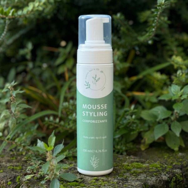 Flacone di mousse styling corporizzante per capelli