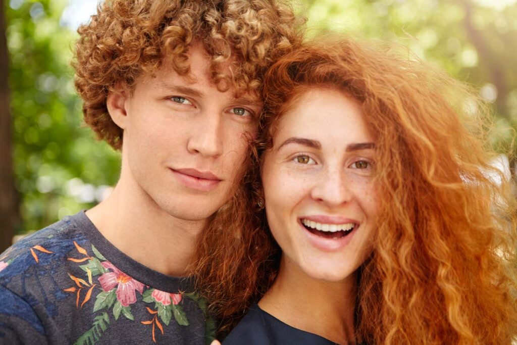 Ragazzo e ragazza con capelli ricci