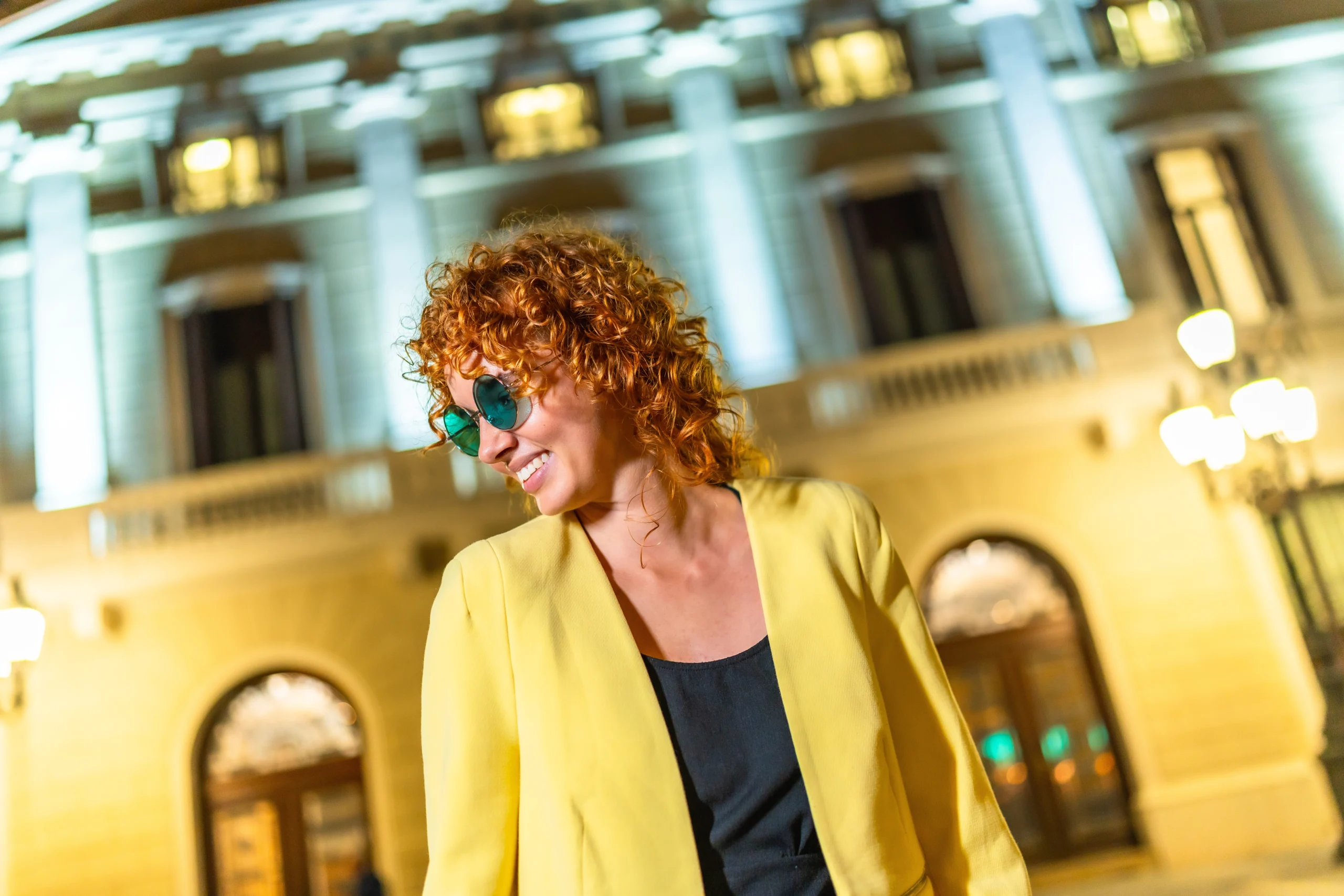 Donna con capelli ricci rossi