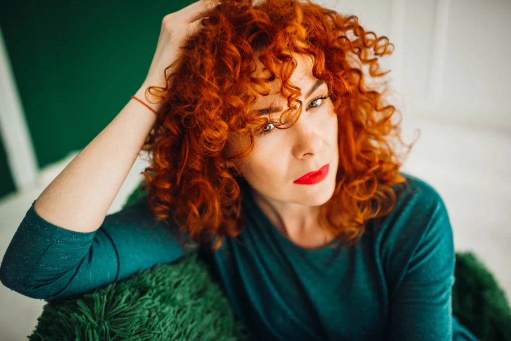 Donna con capelli rossi ricci