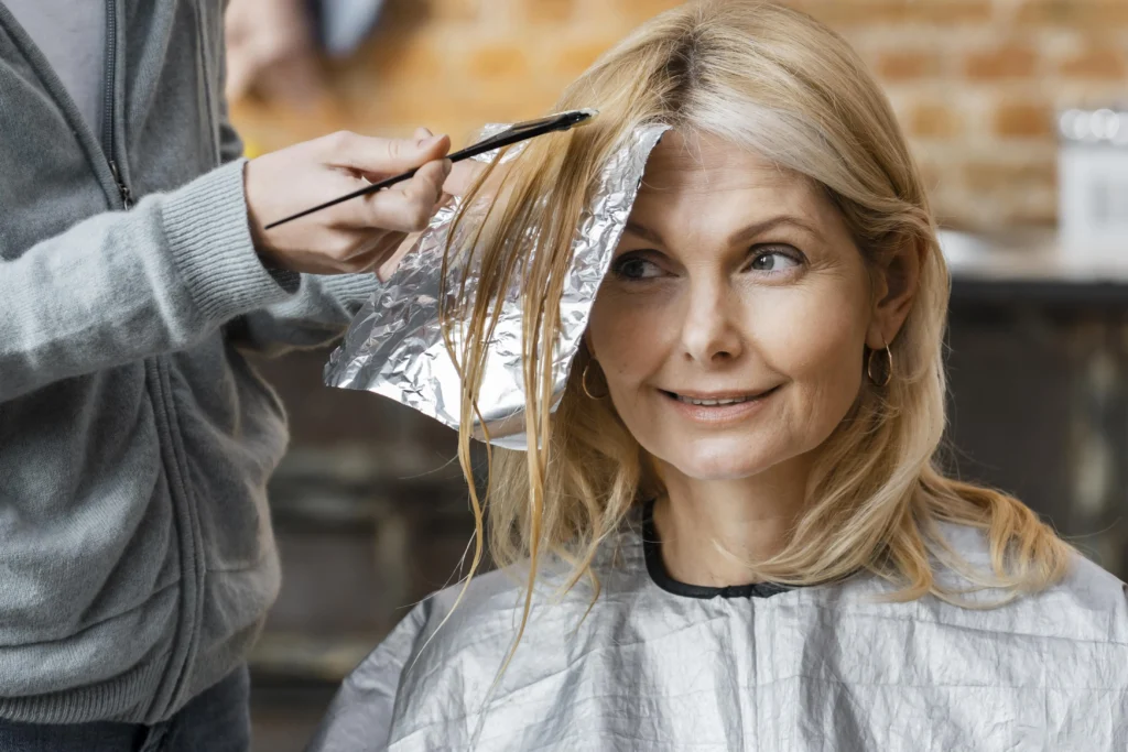 Parrucchiere tinge i capelli bianchi in modo naturale