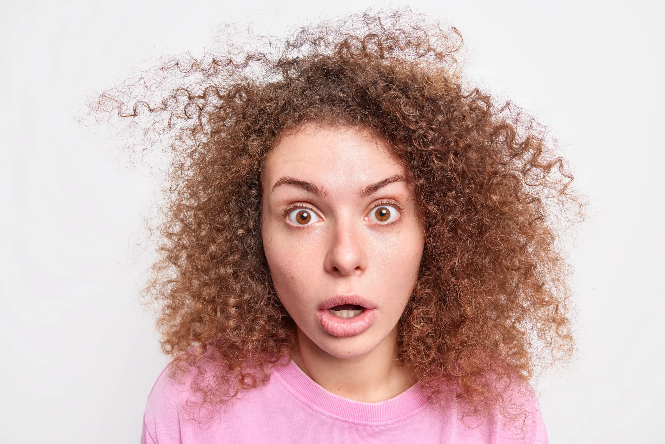 donna con capelli crespi