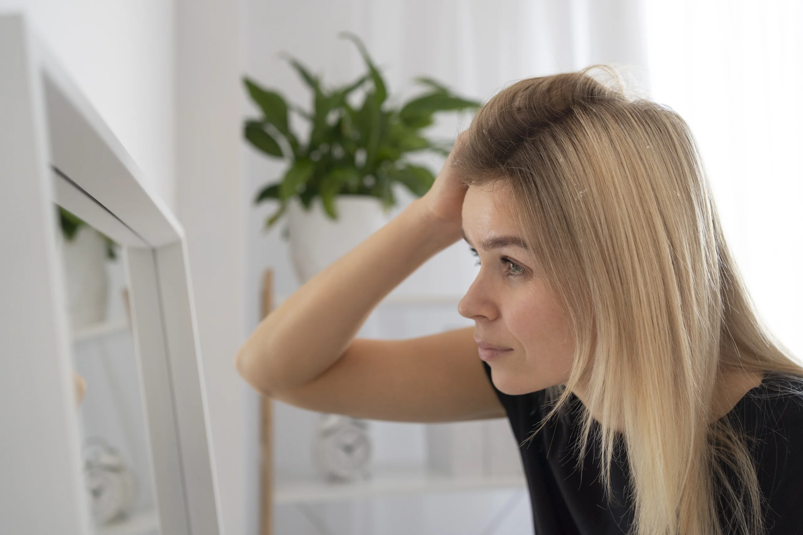 donna controlla le schiariture dei capelli