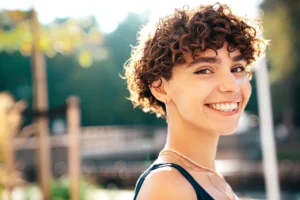 ragazza con taglio di capelli corto riccio
