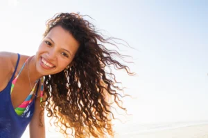 donna al mare con capelli senza effetto crespo